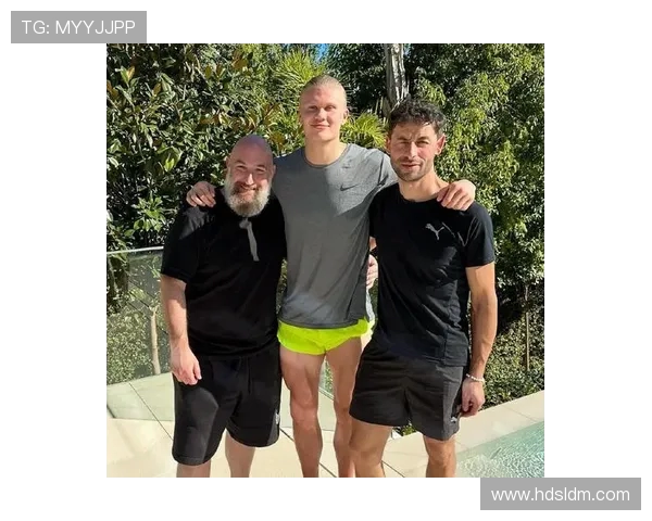 哈兰德西班牙度假晒穿搭:绿装配名包,复古风引热议